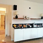 Residenza Laurum ベッド・アンド・ブレックファスト マンデッロ・デル・ラーリオ