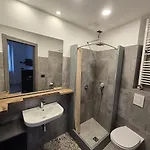 Alojamento de Acomodação e Pequeno-almoço Residenza Laurum Mandello del Lario