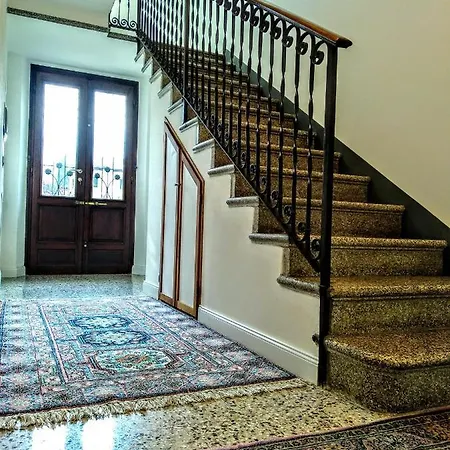 Alojamento de Acomodação e Pequeno-almoço Residenza Laurum Mandello del Lario