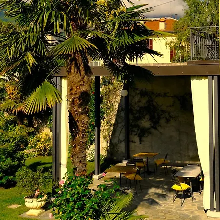 Residenza Laurum 4* מנדלו דל לאריו