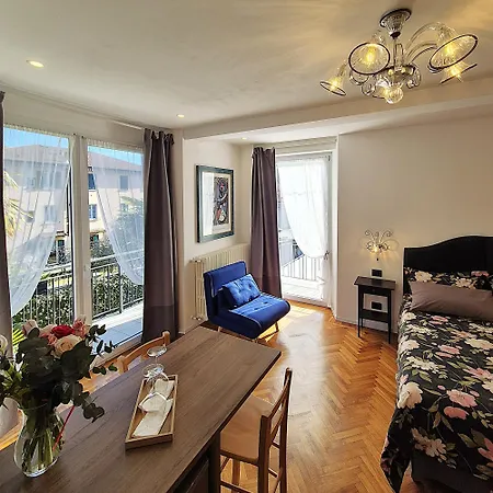 Residenza Laurum לינה וארוחת בוקר מנדלו דל לאריו